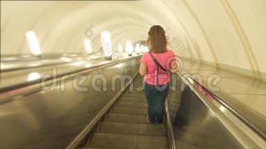 地铁地铁里的女孩。 人们站在地铁或地铁的自动扶梯上，这是一个概念